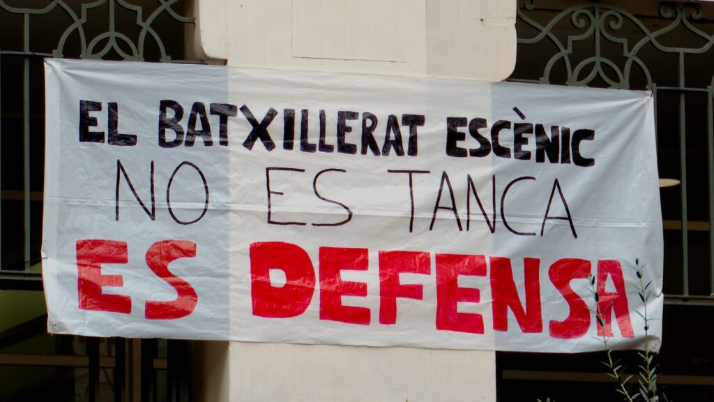 El Consorci ratifica el tancament de dues línies de batxillerat artístic a Gràcia i Pedralbes | arts escèniques, batxillerat, Consorci d'Educació de Barcelona, escoles, protestes