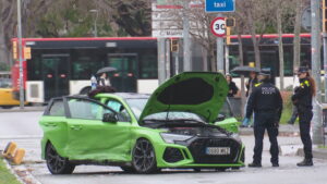 Quatre persones ferides en un accident múltiple entre cinc vehicles al passeig de Sant Joan