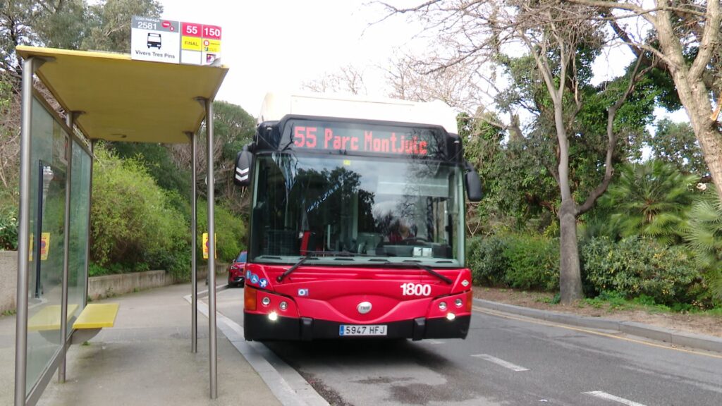 Es manté la vigilància policial a Montjuïc, després de detenir un home que llançava pedres | agressions, autobús, escoles, Guàrdia Urbana, Mossos d'Esquadra