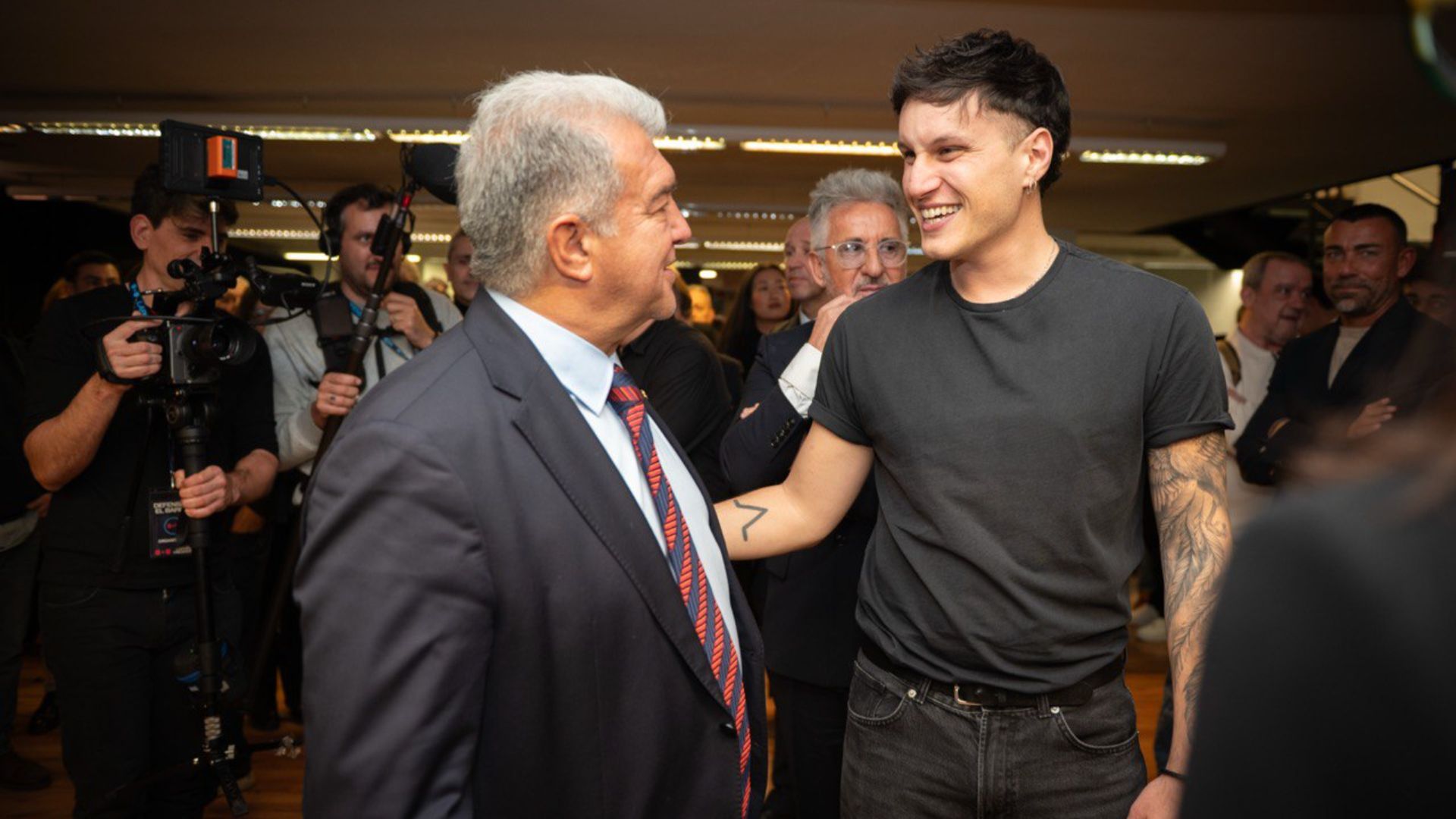 Al loro, acròstic de l'himne Defensem el Barça (candidatura Joan Laporta) d'Edu Esteve