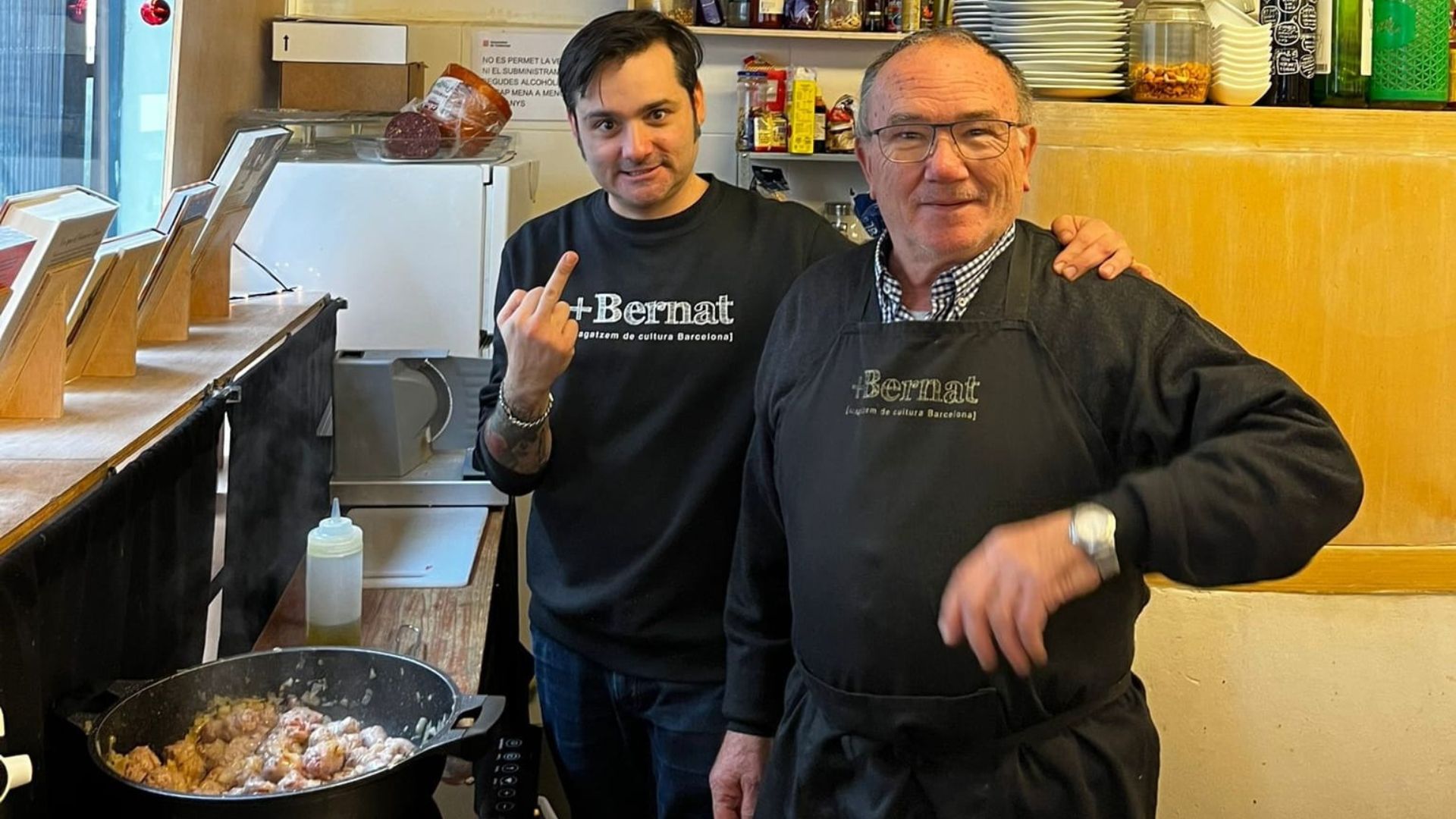 Carles i Miquel Armengol als fogons de la llibreria + Bernat