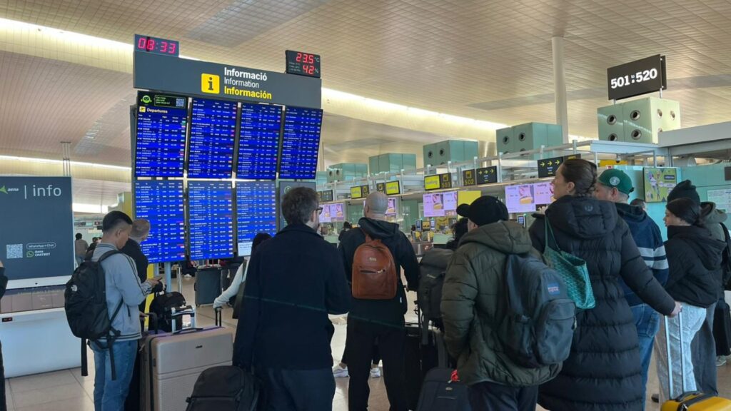 El temporal de vent obliga a cancel·lar un centenar de vols a l'aeroport del Prat | Aeroport Josep Tarradellas Barcelona-el Prat, Protecció Civil, vent