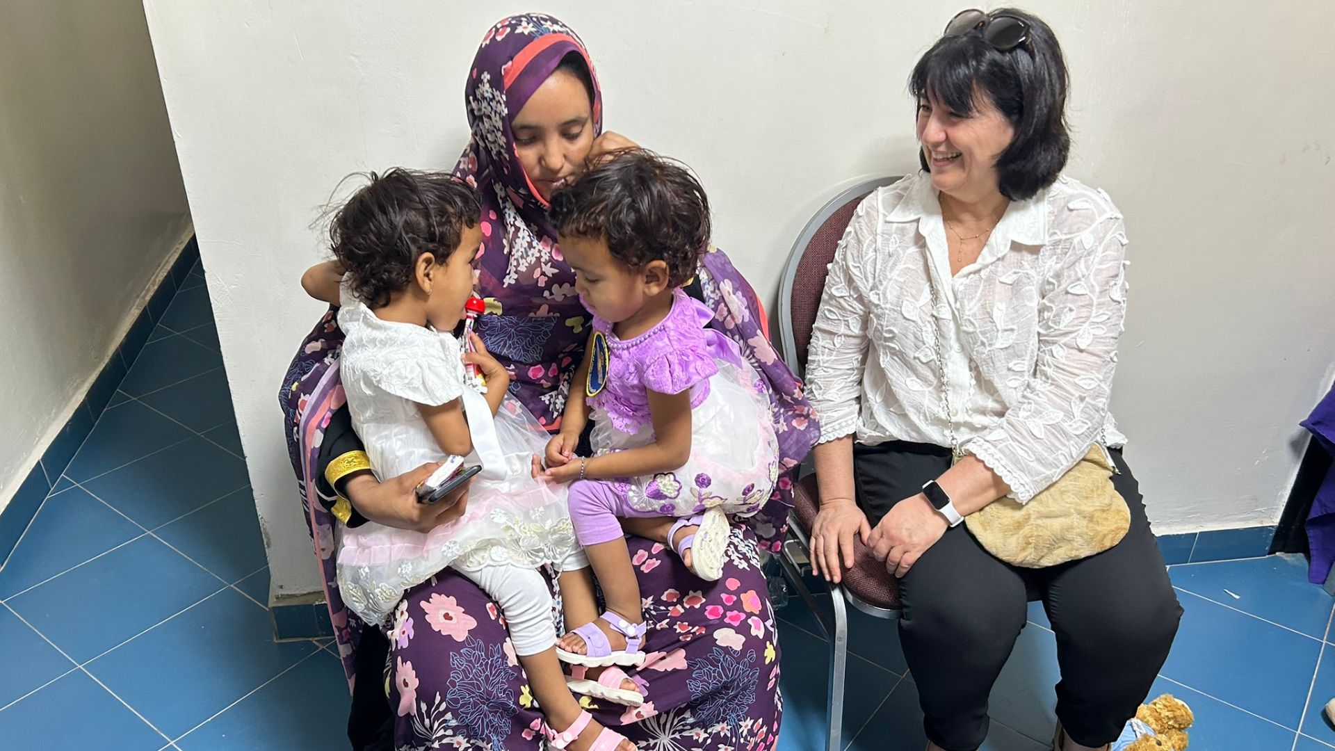 Les bessones de Mauritània que van néixer siameses, van ser operades a Sant Joan de Déu i ara fan vida normal al seu país.