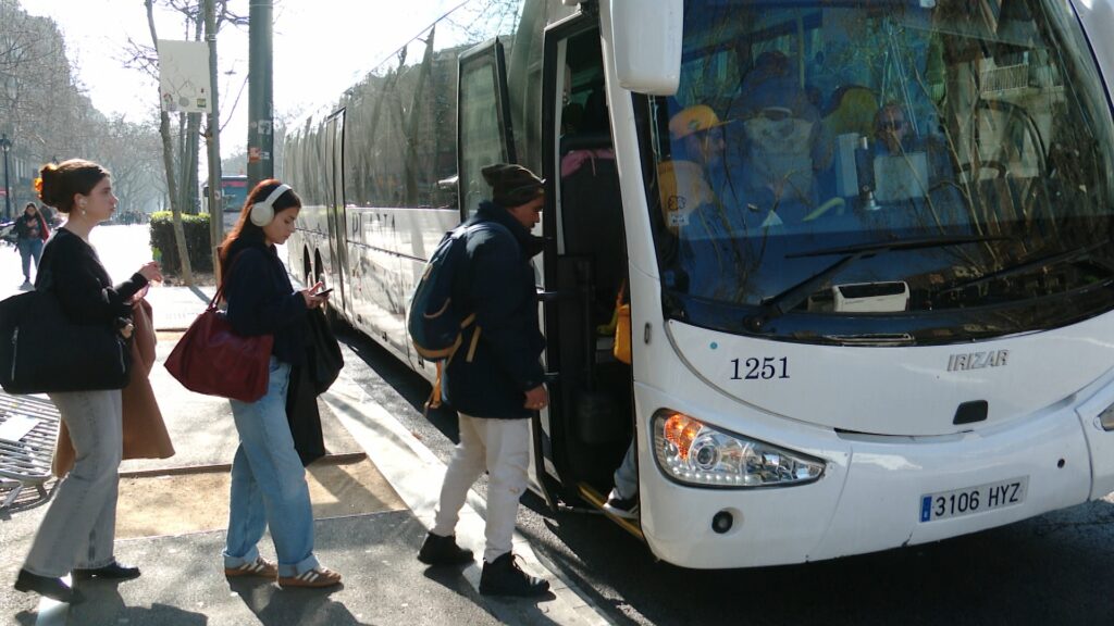 Del tren al bus: la crisi de Rodalies canvia els hàbits de mobilitat de milers d'usuaris | autobús, Rodalies, tren