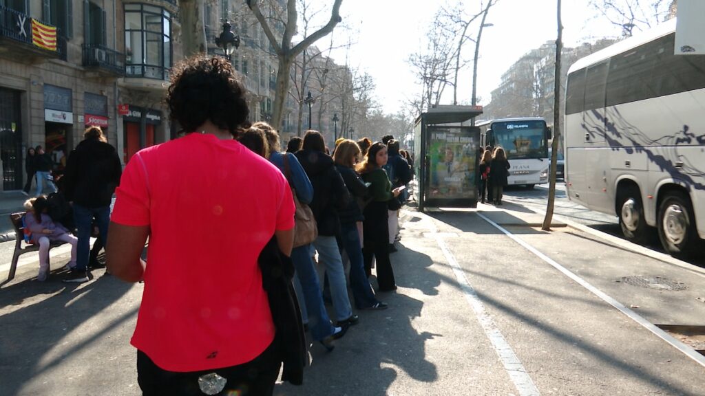 Cua d'usuaris del bus interurbà del Garraf