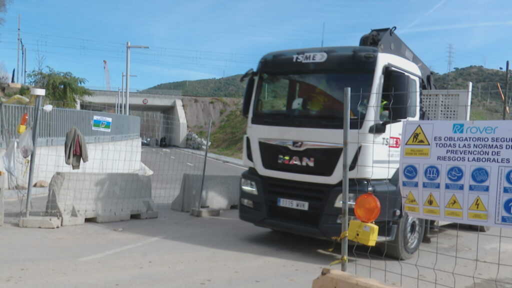 Vallbona es converteix en el pas de camions de les obres de l'R2 | Adif, obres, queixes veïnals