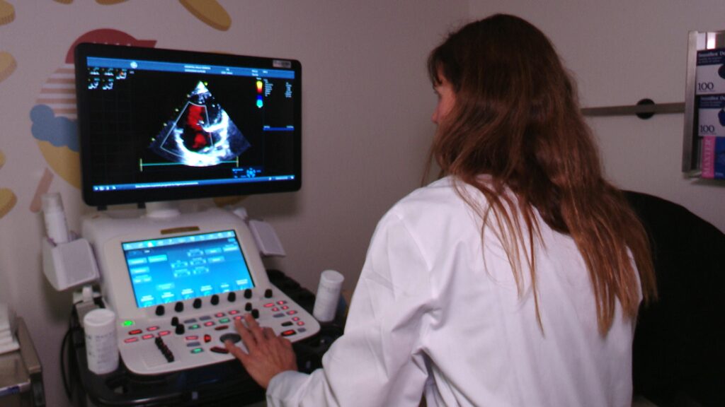 Doctora Queralt Ferrer, ecografia cor a l'Hospital Vall d'Hebron