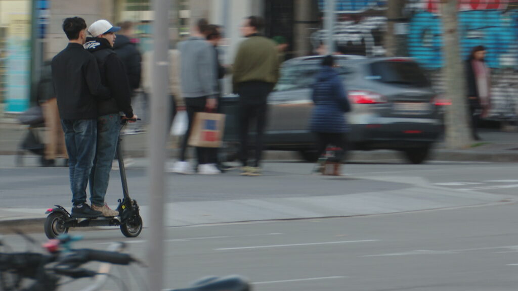 Els usuaris de patinet s'habituen al casc el primer any d'obligatorietat: "Tothom el porta" | bicicleta, multes, patinets elèctrics, trànsit
