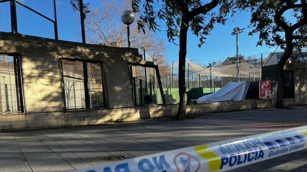 cau un mur a la Nova Ic&agrave;ria pel vent