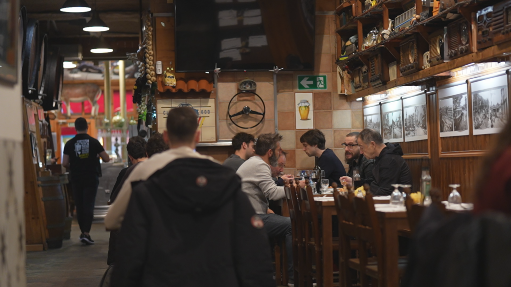 Parets repletes a la Bodega P&agrave;dua
