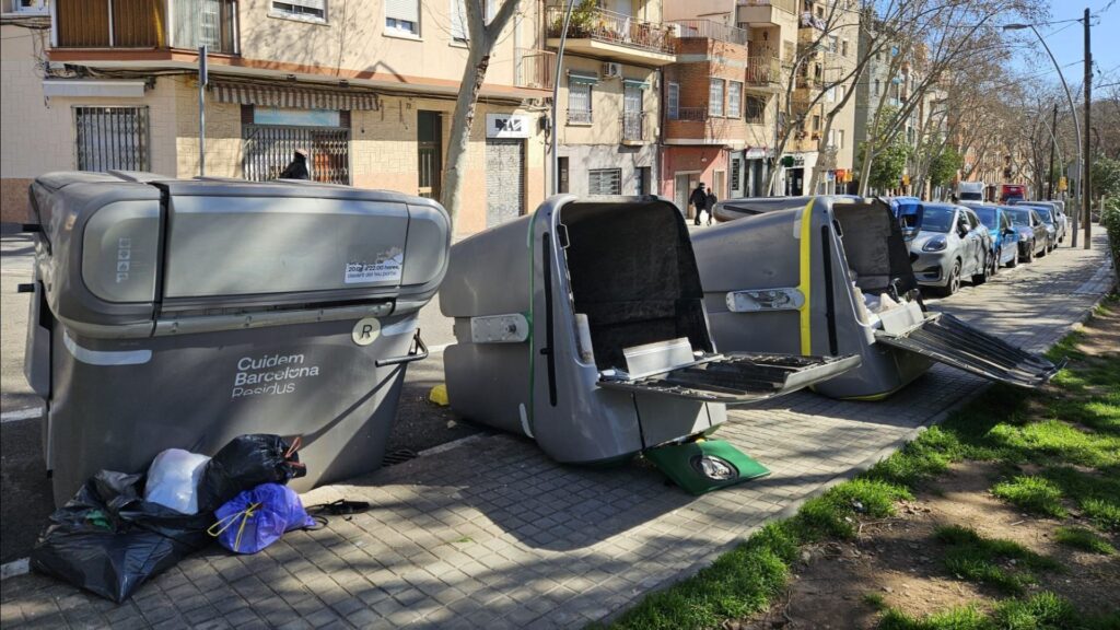 contenidors tombats pel vent al carrer de l'Artesania, a Nou Barris