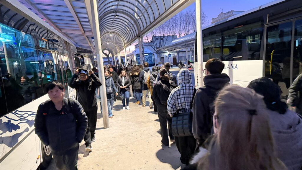 Cues a Fabra i Puig d'usuaris que es passen de Rodalies a l'autobús: "Em porta menys maldecaps" | Rodalies, serveis mínims, transport públic, tren, vaga