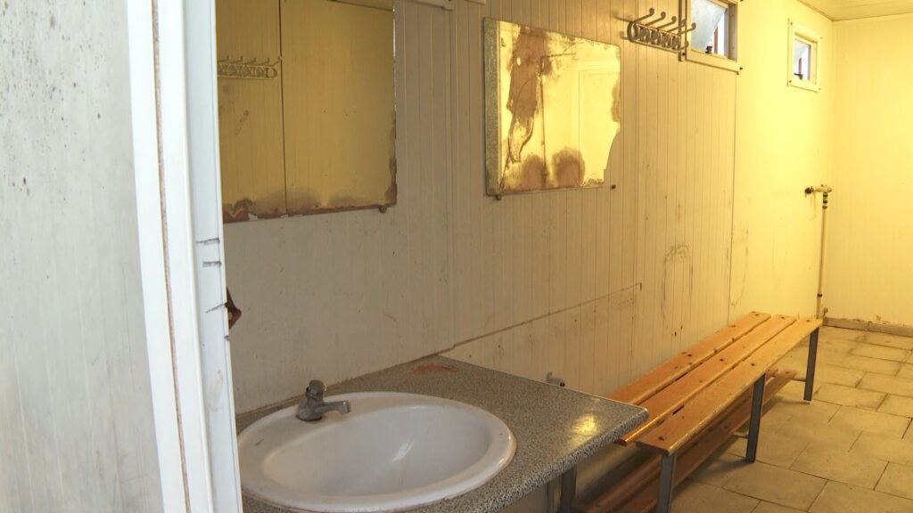 El Sant Andreu invertirà 100.000 € per arreglar el camp del futbol base, amb sots i vestidor ruïnós | futbol base