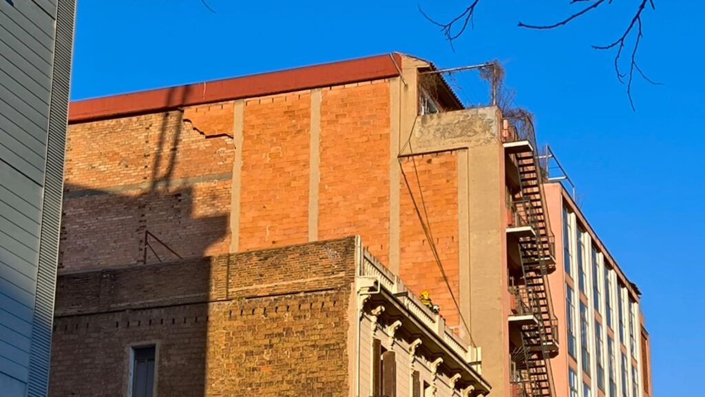 despreniment al carrer &Agrave;vila pel vent