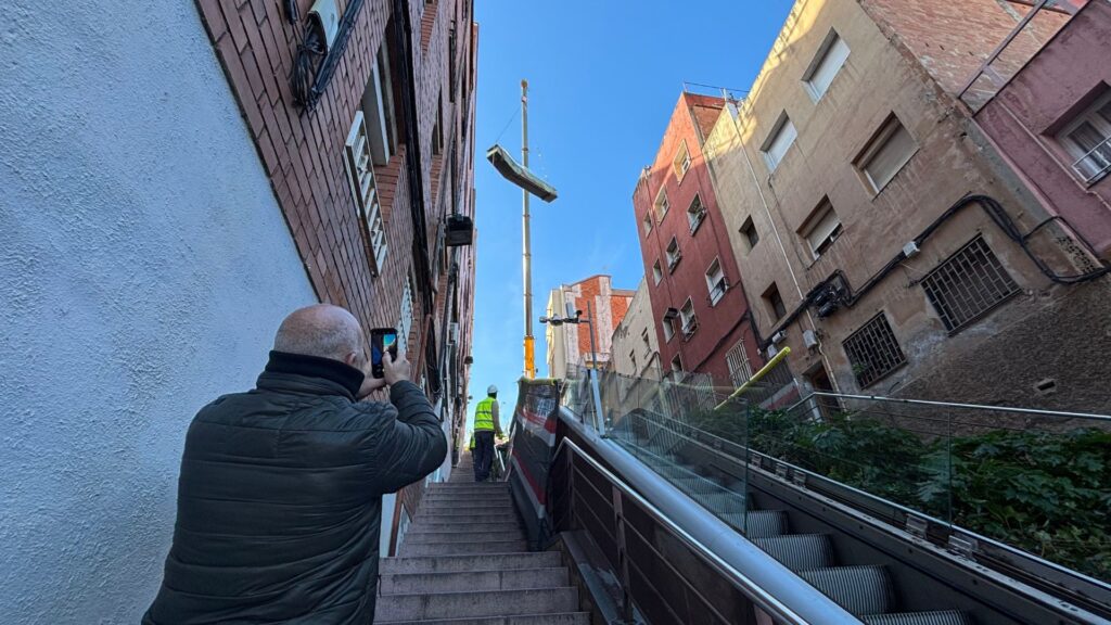 Comencen les obres per renovar les escales mecàniques del carrer de Feijoo, al Carmel | accessibilitat, Barris, queixes veïnals
