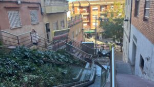 Comencen les obres per renovar les escales mecàniques del carrer de Feijoo, al Carmel