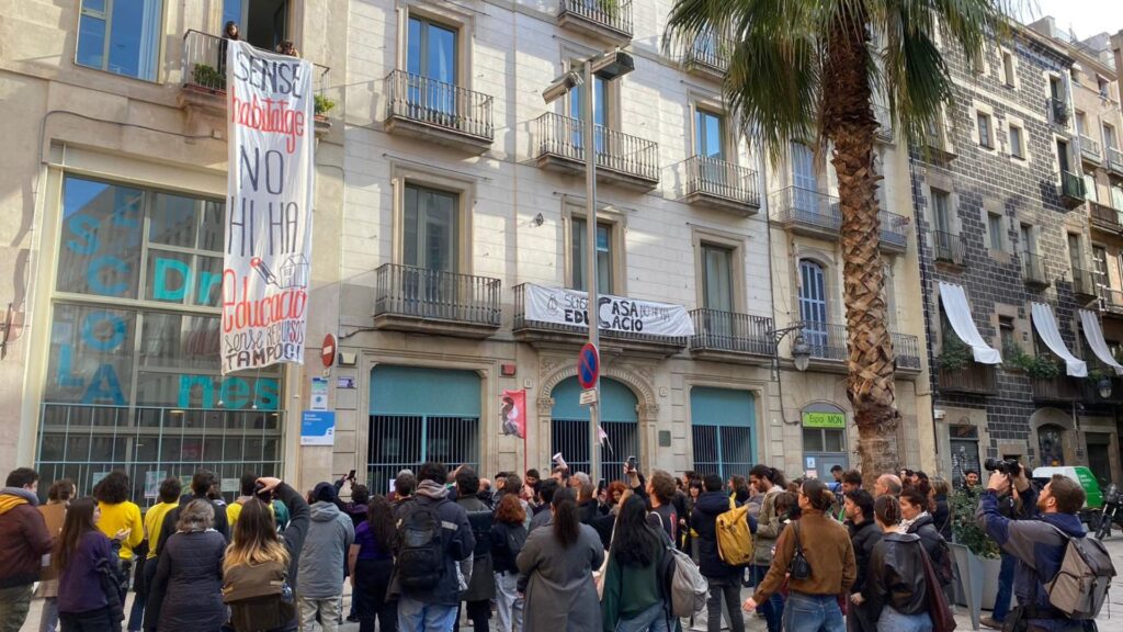 Vaga d'educació aquest dimecres: diverses escoles apareixen bloquejades amb silicona | escoles, instituts, manifestacions a Barcelona, protesta laboral, sindicats, vaga