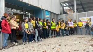 Vaga d’educació aquest dimecres: diverses escoles apareixen bloquejades amb silicona