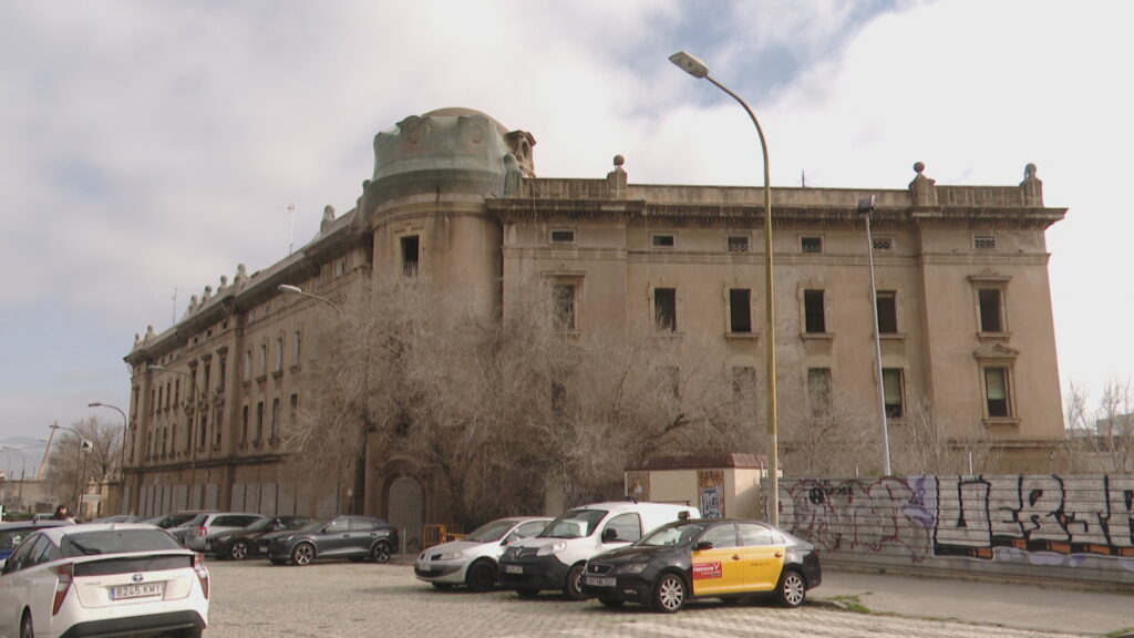 Comencen els treballs per enderrocar l'antiga estació de mercaderies de la Sagrera | Barris, estació de la Sagrera, obres