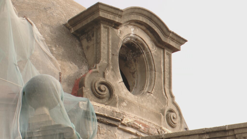 Comencen els treballs per enderrocar l'antiga estació de mercaderies de la Sagrera | Barris, estació de la Sagrera, obres