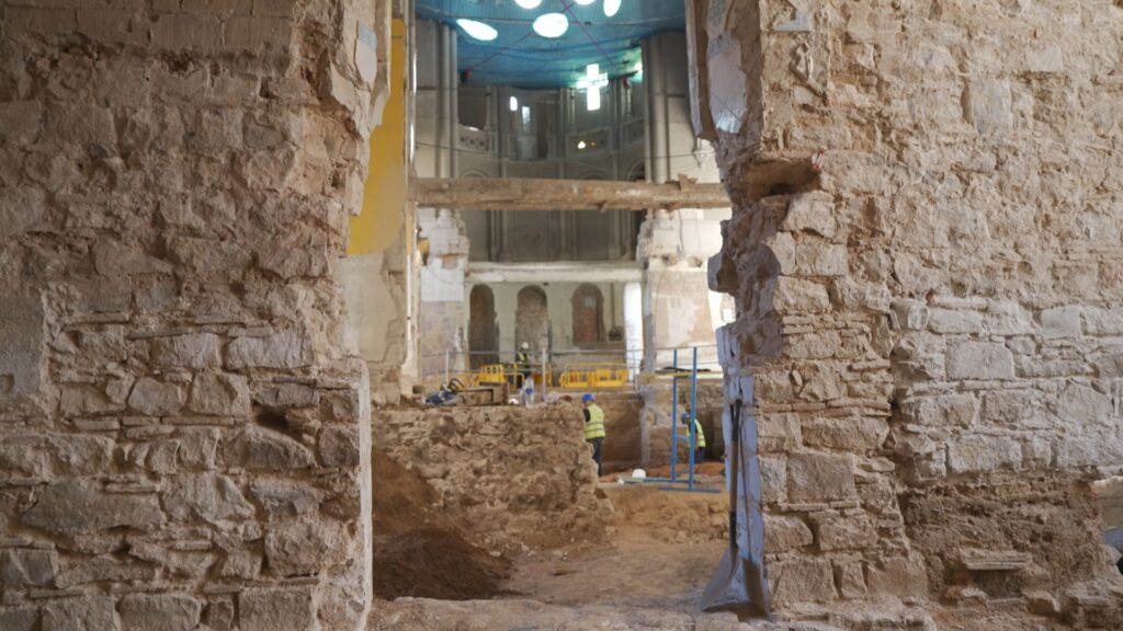 restes forns medievals capella Miseric&ograve;rdia