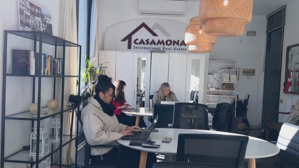 Una de cada dos viviendas vendidas en la Barceloneta son para compradores extranjeros | mercado inmobiliario, pisos turísticos