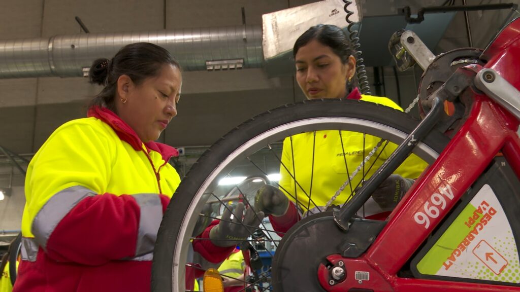 Mecànica de bicicletes per a dones en situació de vulnerabilitat: "M'ha canviat la vida" | bicicleta, Bicing, dones, inserció laboral, treballadors