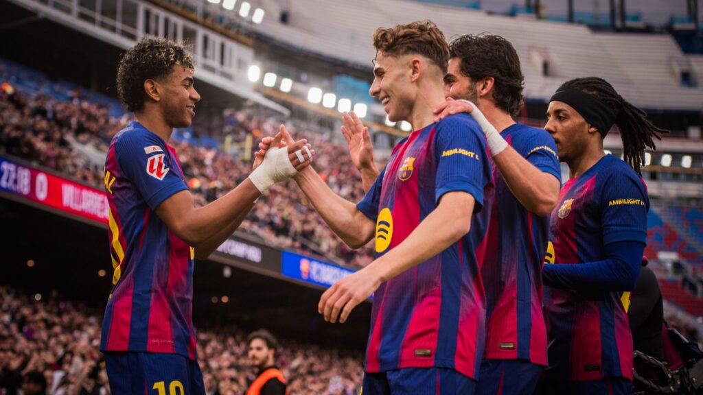 Lamine Yamal celebra un dels tres gols del Bar&ccedil;a contra el Vila-real