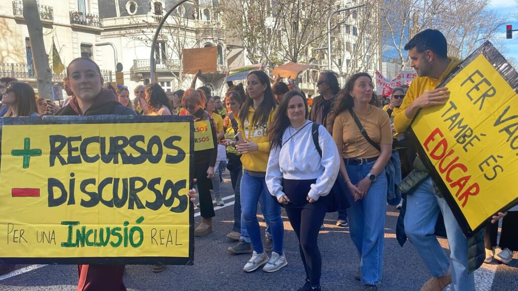 Milers de persones es manifesten a Barcelona per la vaga educativa: "És històrica" | Departament d'Educació, educació primària, educació secundària, escoles, manifestacions a Barcelona, sindicats, USTEC, vaga