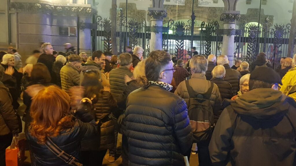 Entitats de Sants surten al carrer per participar en la gestió de l'antiga seu del Centre Social | Barris, equipaments, queixes veïnals