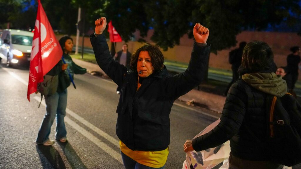 La vaga d'educació col·lapsa els accessos a Barcelona: tallen les rondes, la Gran Via i la Meridiana | escoles, instituts, protesta laboral, sindicats, vaga