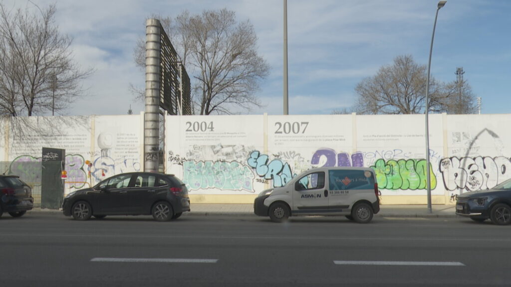 Desperfectes al mur de la mem&ograve;ria de Bar&oacute; de Viver