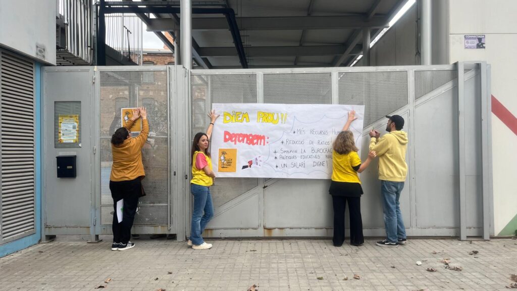 Vaga d'educació aquest dimecres: diverses escoles apareixen bloquejades amb silicona | escoles, instituts, manifestacions a Barcelona, protesta laboral, sindicats, vaga