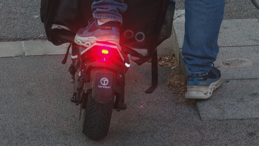 Els usuaris de patinet s'habituen al casc el primer any d'obligatorietat: "Tothom el porta" | bicicleta, multes, patinets elèctrics, trànsit