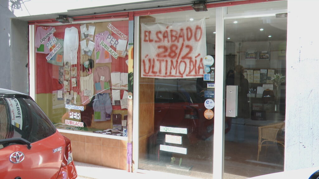 Pilar Royo, botiguera: "No vendrem el local, el llogarem a qui hi posi un comerç de proximitat" | Barris, botigues