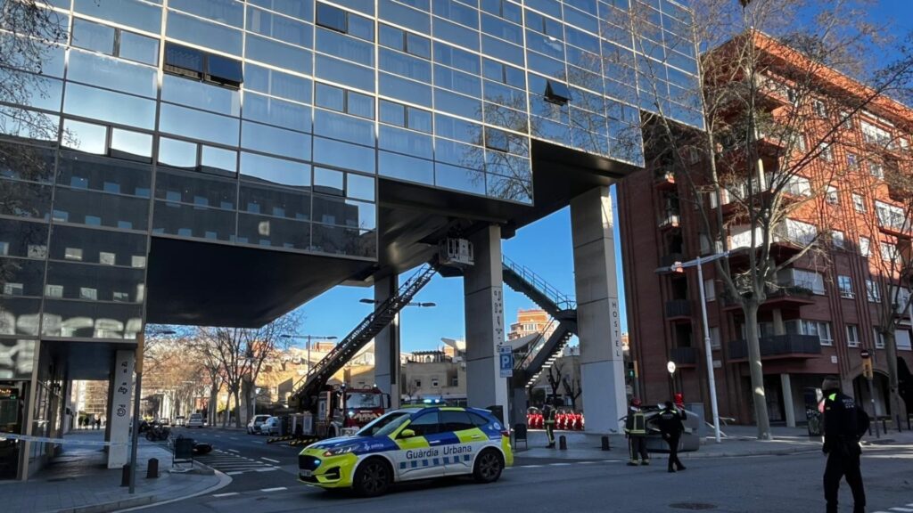 plaques caigudes a un hostel pel vent