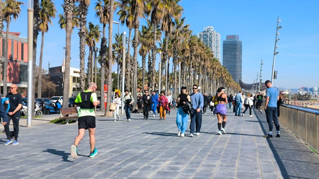 esportistes al passeig mar&iacute;tim gaudint del bon temps
