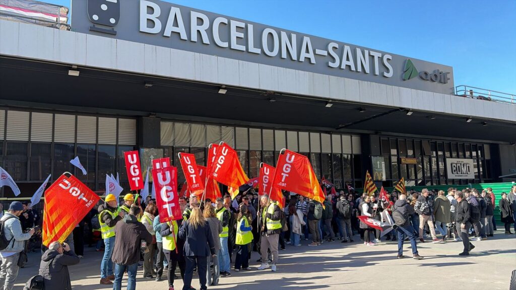 protesta vaga Renfe UGT i Semaf a l'estaci&oacute; de Sants