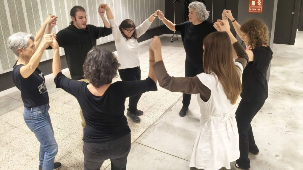 Les sardanes satàniques s'apleguen al barri de Porta: "Són més alegres, més de disbauxa" | Òmnium Cultural, tradicions