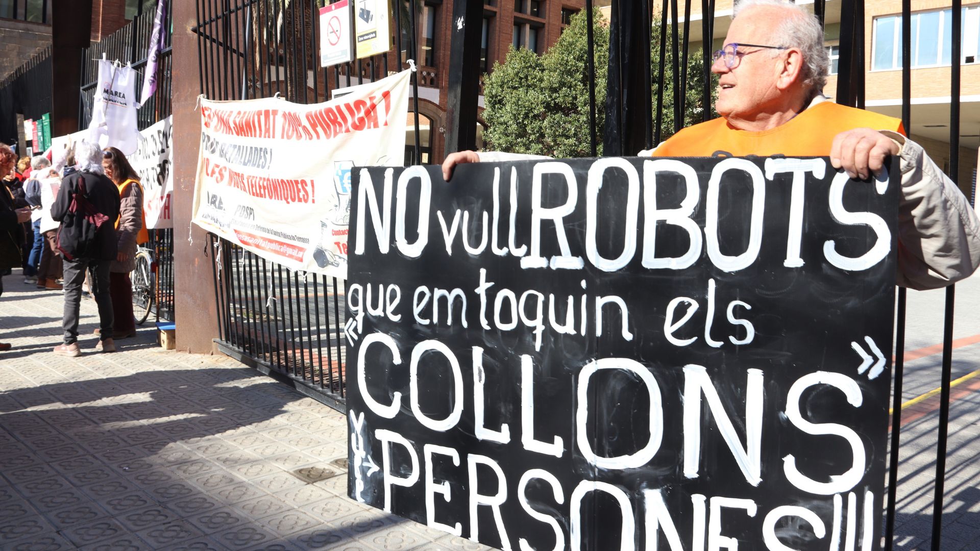 Lliuren més de 20.000 signatures per exigir una sanitat pública de qualitat amb més recursos | Departament de Salut, manifestacions a Barcelona, metges, protestes, salut pública