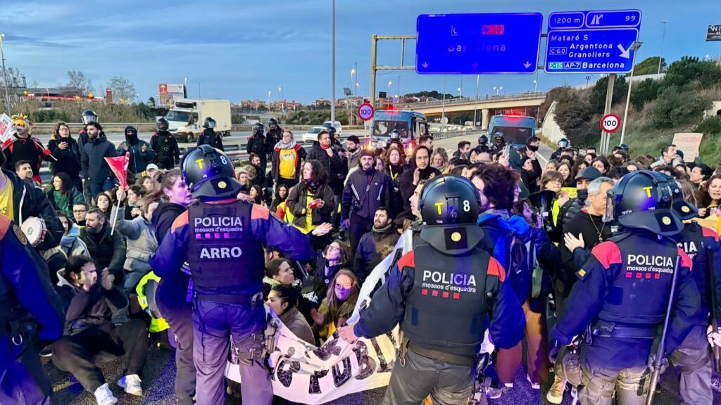 La vaga d'educació col·lapsa els accessos a Barcelona: tallen les rondes, la Gran Via i la Meridiana | escoles, instituts, protesta laboral, sindicats, vaga