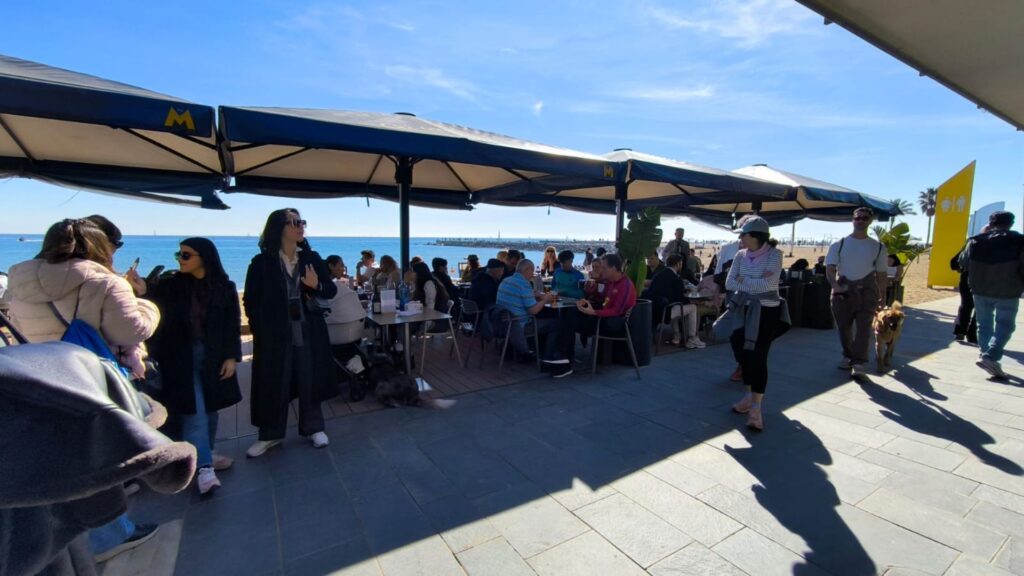 terrasses plenes Barceloneta bon temps febrer