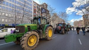 La tractorada de pagesos arriba a la Gran Via i posa a prova la mobilitat en plena crisi de Rodalies