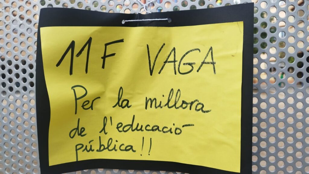 Vaga d'educació aquest dimecres: diverses escoles apareixen bloquejades amb silicona | escoles, instituts, manifestacions a Barcelona, protesta laboral, sindicats, vaga