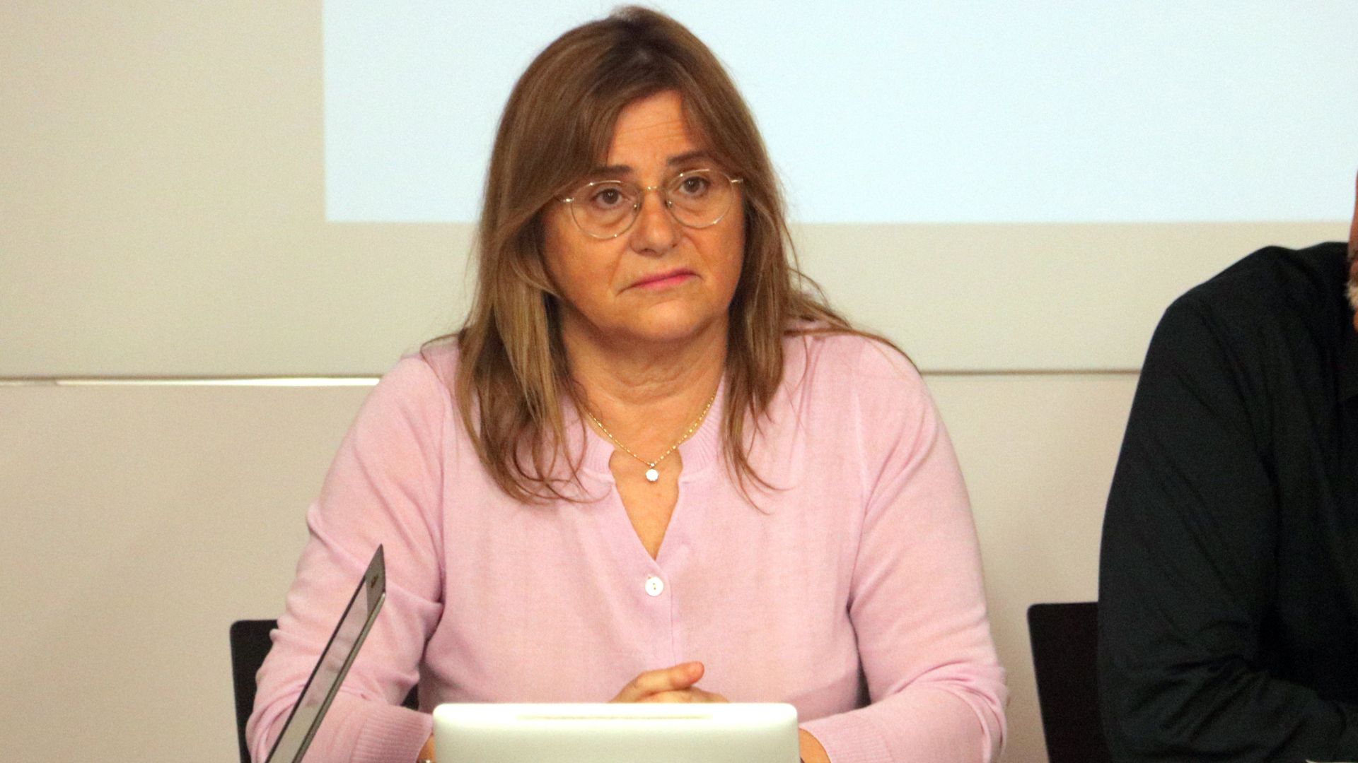 L'excap de compliment de TMB, Carme Macías, en roda de premsa explicant el seu acomiadament
