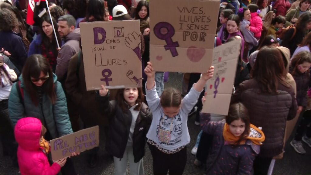 El feminisme omple Barcelona pel 8-M amb clams contra la guerra, el patriarcat i l'imperialisme | Dia Internacional de les Dones, dones, feminisme, manifestacions a Barcelona