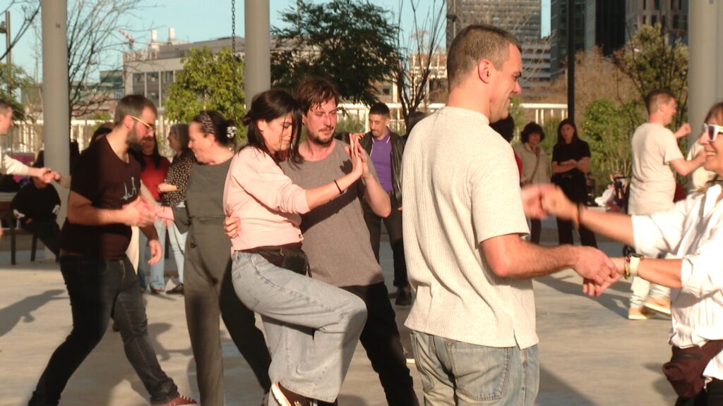 Swing a Gl&ograve;ries per commemorar el 8-M
