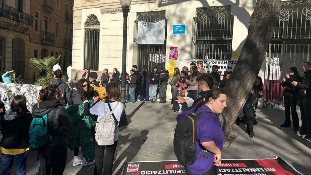 Protestes de metges i docents: els sindicats educatius qualifiquen la vaga d'històrica | Departament d'Educació, Departament de Salut, escoles, instituts, manifestacions a Barcelona, metges, sindicats, vaga