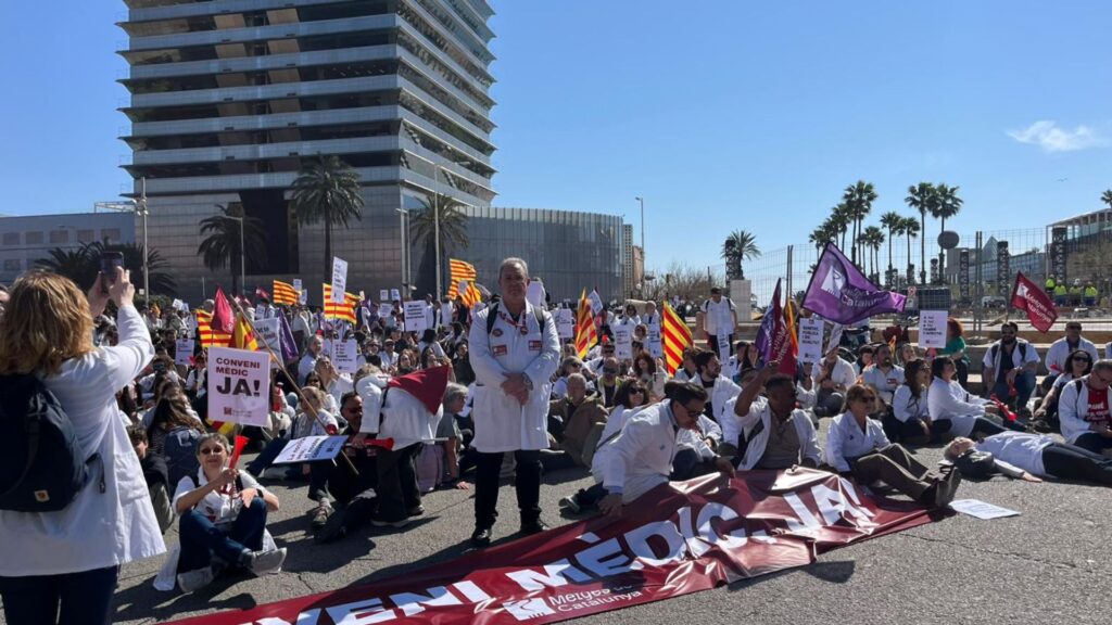 Protestes de metges i docents: els sindicats educatius qualifiquen la vaga d'històrica | Departament d'Educació, Departament de Salut, escoles, instituts, manifestacions a Barcelona, metges, sindicats, vaga