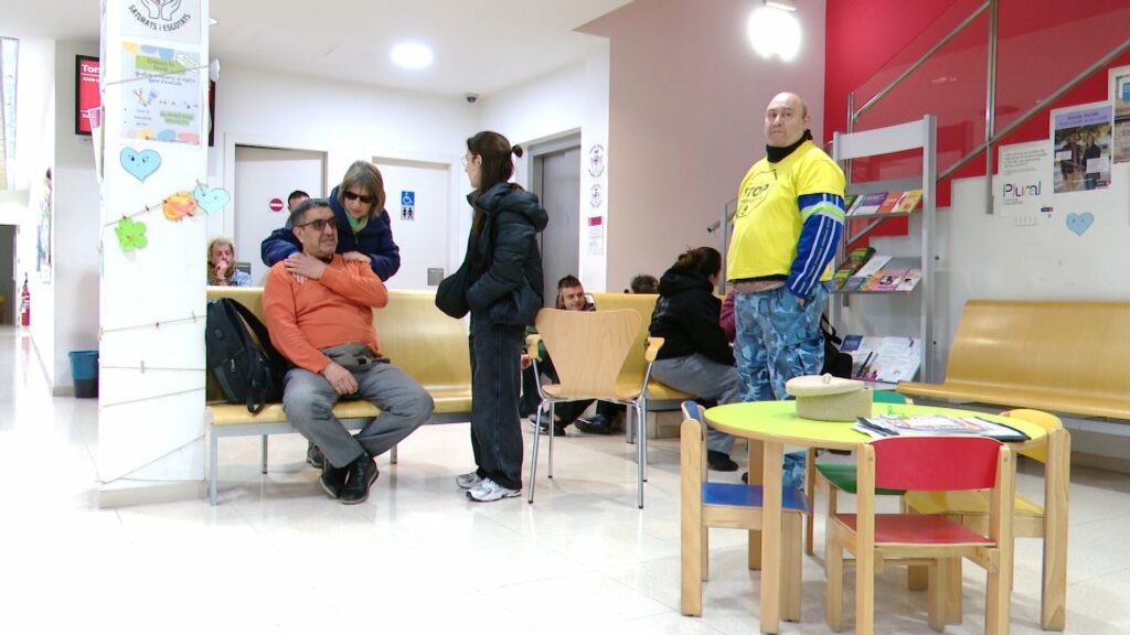 Denuncien que una família amb tres menors reallotjada dorm en una sola habitació d'un pis compartit | desnonaments, pensions, sensellarisme, serveis socials